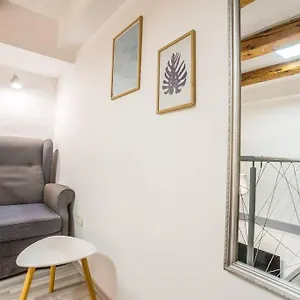 Apartma N'poznam Tobacna Appartamento Lubiana